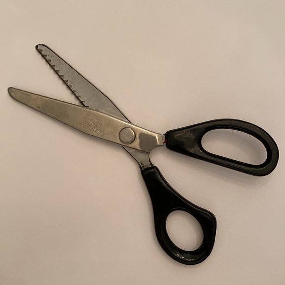 Vintage Griffin Pinking Shears, Tracing Wheel & Buttons - Picture 2 of 7